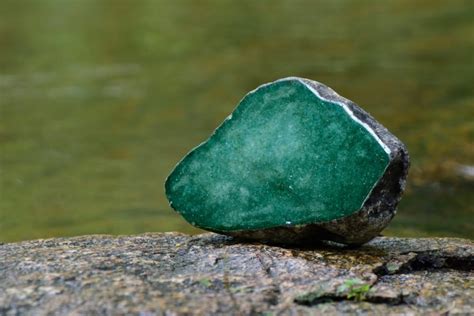 湖水藍翡翠是什麼品質?在翡翠界,是否只有色澤深沉、無瑕無瑕、水頭足的翡翠才算是上乘之選?